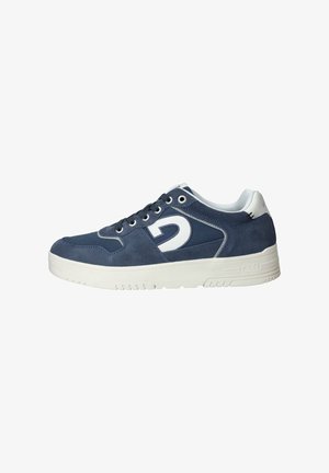 Donkerblauwe lage sneaker met witte zool, wit logo aan de zijkant, zwarte veters en witte hielstrip.