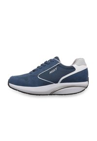 Baskets de sport MBT bleu marine et blanches, avec tige en mesh et suède, design à lacets, et semelle épaisse amortie avec talon courbé.