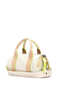 Bolso de viaje en cuero blanco con asas beiges, acentuado con ribetes en neón verde. Presenta una textura suave y un charm de cierre desmontable.