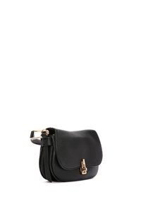 Borsa a spalla in pelle nera con una patta curva, chiusura in metallo dorato e tracolla regolabile. Superficie texturizzata con dettagli minimi.