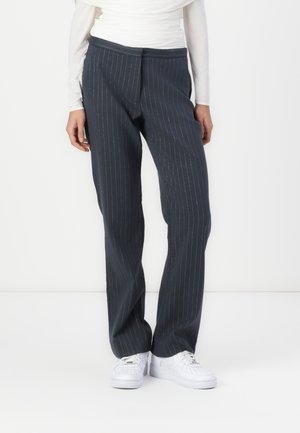 Pantalons gris foncé à rayures, avec une coupe droite, en tissu léger, présentant des rayures contrastées et une finition lisse.