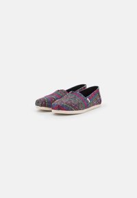 Scarpe slip-on colorate con un motivo intrecciato multicolore, punta rotonda, fodera nera e suola in gomma beige per il massimo comfort.