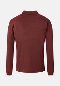 Pitkähihaista polo-paitaa burgundinvärissä, jossa on kauluspaita ja pehmeä, teksturoitu kangas, jossa on hieman heleytyskuvio.