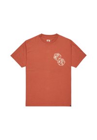 Camiseta de manga corta de color óxido con un gráfico de dos dados contorneados en el pecho, que presenta letras y símbolos dentro de los dados.