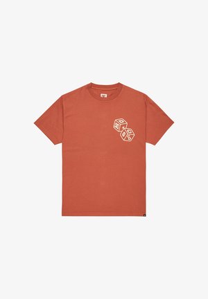 Iisapuna-lavi, punase värvi T-särk lühikeste varrukatega, millel on rinnal kaks kontuuriga kuuli graafikat, mille sees on tähed ja sümbolid.