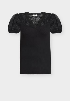 Haut noir côtelé avec encolure en V en dentelle et manches courtes bouffantes en dentelle sur un fond uni.
