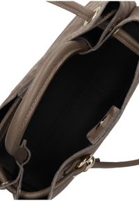 Bruine leren handtas met een zachte suede textuur, een goudkleurig hardware accent en een ruime zwarte interior. Open ontwerp met dubbele handvatten.