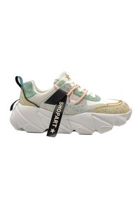 Sneaker chunky con mesh bianco, verde e oro. Include strass, lacci rosa e un'etichetta nera con la scritta "SHOPART". Suola testurizzata con motivo a zigzag.