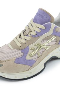 Sneaker aus beigem Wildleder mit lila Akzenten, Mesh-Einsätzen und einem goldenen Metallic-Logo. Verfügt über cremefarbene Schnürsenkel und eine schwarze Gummisohle.