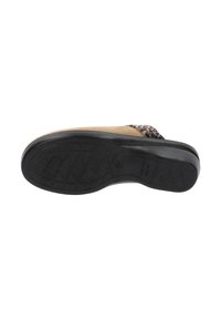 Scarpa slip-on con tomaia in suede color beige e accento in stampa leopardata. La suola in gomma nera presenta una superficie testurizzata per una migliore aderenza.