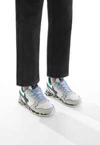 Sneakers con toma bianca, dettagli in suede grigio, lacci blu e suola con motivo in bianco e nero. Design della punta arrotondata.