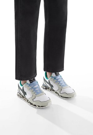 Sneakers con toma bianca, dettagli in suede grigio, lacci blu e suola con motivo in bianco e nero. Design della punta arrotondata.