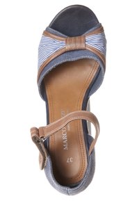 Hnědé a modré sandály s pruhovaným textilním svrškem, texturovaným páskem a hnědým koženým akcentem přes prsty, se zapínáním na nastavitelný pásek kolem kotníku.