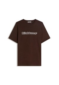 Brun bomulds t-shirt med rund hals og korte �ærmer. Påskrevet tekst i hvid læser "Rilakkuma." Glat overflade, afslappet pasform.