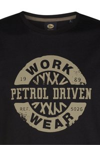Czarny bawełniany t-shirt z okrągłym dekoltem, z dużą beżową grafiką i napisem „WORK PETROL DRIVEN WEAR” oraz postarzonym wykończeniem.