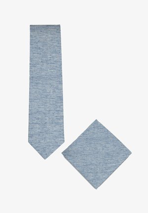 Lichtblauwe getextureerde stropdas en bijpassend vierkant pochet op een witte achtergrond.