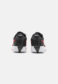 Sport sneakers i sort net med røde detaljer. Har polstret krave, gummisål og hælflap med "001"-detalje. Tekstureret finish på siderne.
