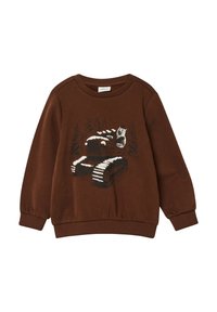 Bruine sweatshirt met lange mouwen, voorzien van een grafisch ontwerp van een beer op een voertuig met bomen op de achtergrond. Zacht katoen materiaal.