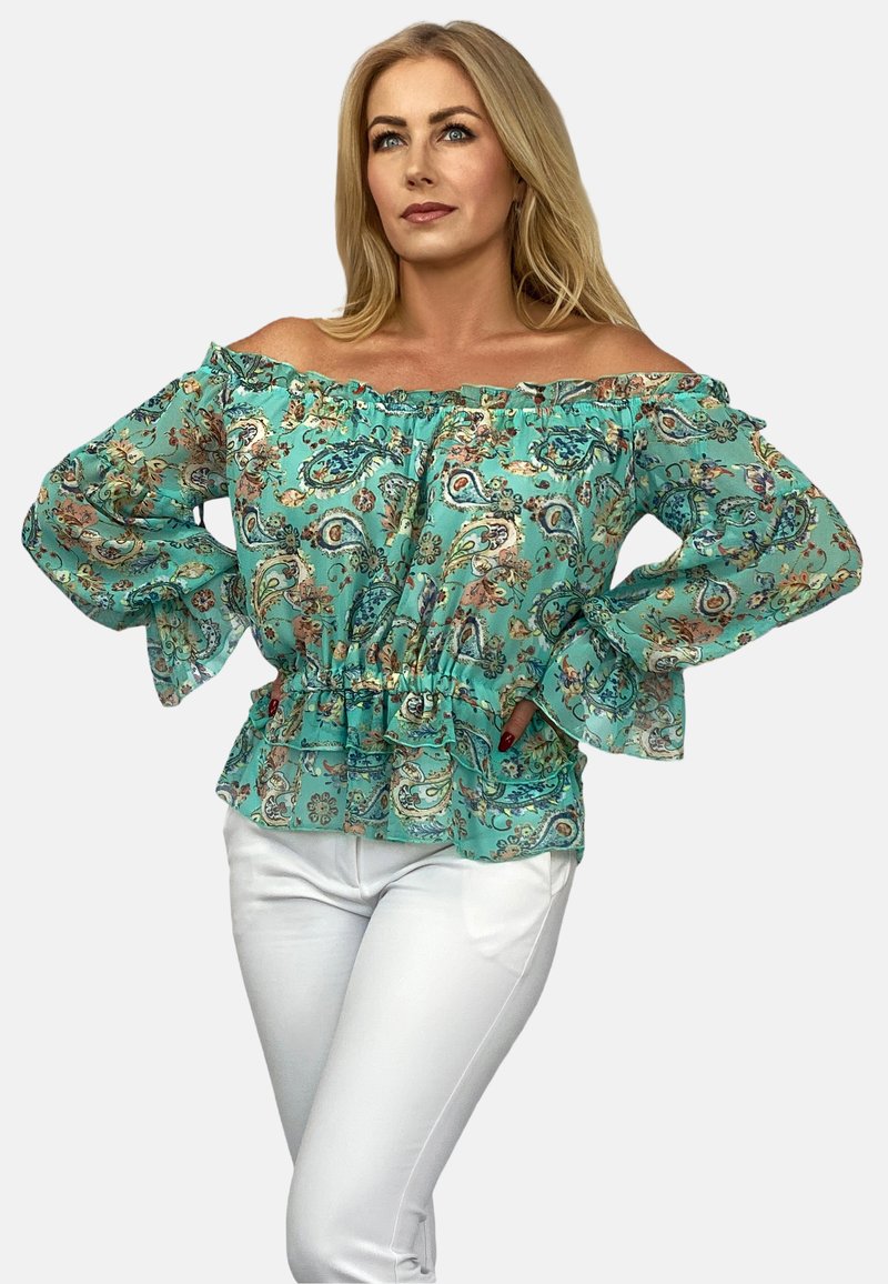 Turkusowa bluzka off-shoulder z falbaniastym dekoltem i dzwonowymi rękawami, zdobiona wzorem paisley. Krój peplum, lekki materiał.