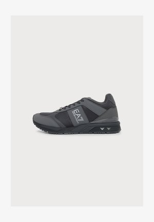 Baskets de sport gris foncé avec panneaux en mesh et cuir, design à lacets, et logo EA7 Emporio Armani sur le côté et la semelle.