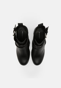 Botas de cuero negro hasta el tobillo con punta redondeada, correa ajustable con hebilla de metal, textura suave y un ligero tacón.