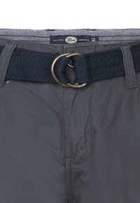 Shorts gris foncé avec une ceinture tissée bleu marine épaisse comportant une boucle en métal. Tissu texturé avec un design minimaliste et des coutures visibles le long des coutures.