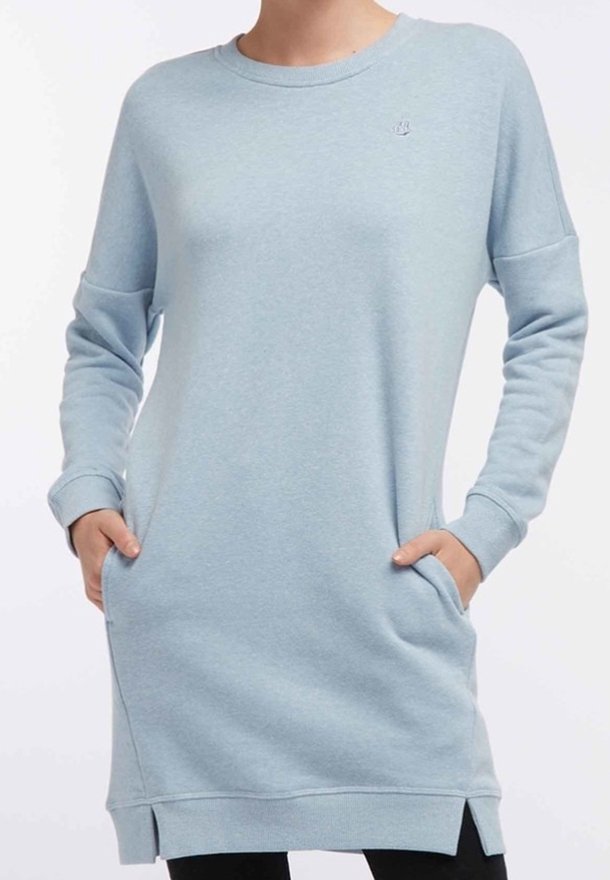 Vestito felpa azzurro chiaro, tessuto morbido, colletto arrotondato, maniche lunghe, tasche laterali, orlo leggermente spaccato, logo minimale sul petto.