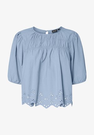 Lyseblå bluse lavet af bomuld med rund halsudskæring, pufærmer og indviklet hulblonde-detalje ved kanten.