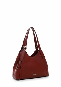 Rote Lederhandtasche mit strukturierter Oberfläche, dreieckiger Form, zwei Schulterriemen und einem silberfarbenen Hardware-Akzent am Reißverschluss.