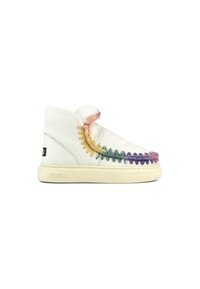 Botas de tobillo de cuero blanco con un suave pompón de piel y costuras trenzadas multicolores. Suela de goma color crema. Detalle del logo en el lateral.