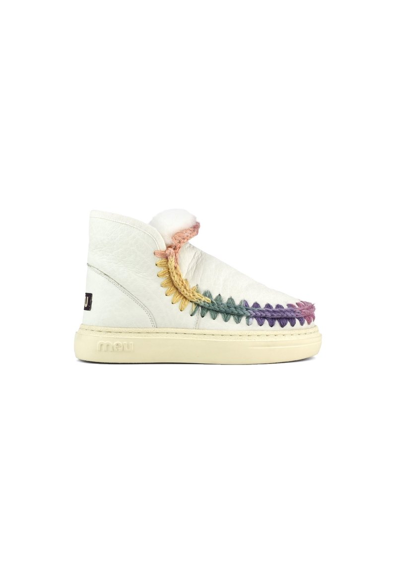 Botas de tobillo de cuero blanco con un suave pompón de piel y costuras trenzadas multicolores. Suela de goma color crema. Detalle del logo en el lateral.