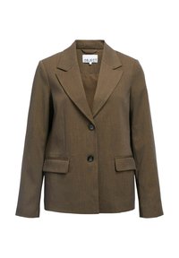 Blazer marrone su misura con rever a incasso, due bottoni neri e tasche a fascia sul davanti, esposto su sfondo bianco.