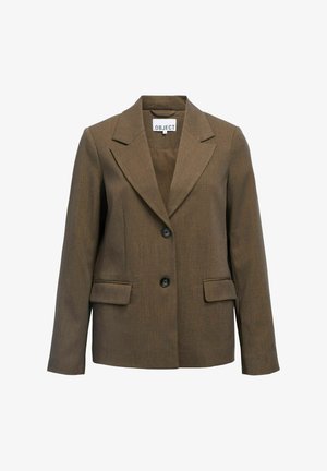 Blazer marrone su misura con rever a incasso, due bottoni neri e tasche a fascia sul davanti, esposto su sfondo bianco.