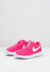Nike Sportswear ROSHE ONE - Tenisky - hyper pink/white