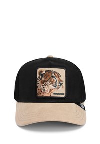 Gorra de camionero con malla negra en la parte posterior y visera de ante color beige. Presenta un parche bordado de cheetah en la parte frontal y una etiqueta de "WARRIOR".