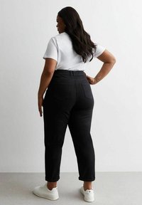 New Look Curves CURVES HIGH WAIST TORI MOM - Jeans slim fit - black