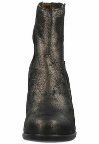 Stivale alla caviglia nero con finitura metallica crepata, punta tonda e tomaia testurizzata. Presenta una chiusura laterale con zip per una facile vestibilità.