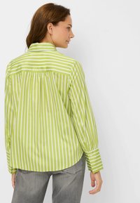 Groen-wit gestreept overhemd met knopen, lange mouwen, een achterplooi en afgeronde zoom, gemaakt van lichtgewicht stof.