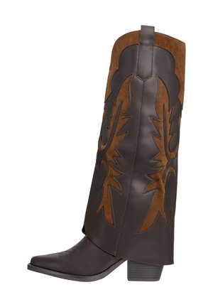 Botas de vaquero de cuero marrón con acentos de gamuza, punta puntiaguda y costuras decorativas. Presentan un tacón de altura media y patrones laterales intrincados.