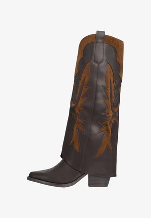 Bruine leren cowboylaarzen met suède accenten, puntige neus en decoratief stiksel. Voorzien van een hak van gemiddelde hoogte en ingewikkelde zijpatronen.