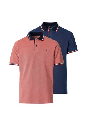 Zwei kurzärmelige Poloshirts mit gestreiften Krägen und Ärmelkanten, eines in Pink und eines in Marineblau, auf weißem Hintergrund gezeigt.