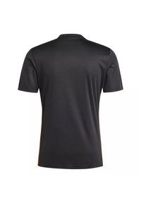 T-shirt de sport noir à manches courtes vu de dos, avec tissu perforé sur les manches et panneaux latéraux orange.