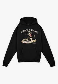 Černá mikina s kapucí a přední kapsou. Na přední straně je grafika hada a text „PEGADOR“ tučným, zakřiveným písmem. Materiál působí měkce a má matný povrch.