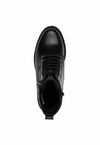 Bottine en cuir noir avec un avant à lacets, détail de zip sur le côté, bout rond et semelle texturée. Fini lisse avec un design minimaliste.
