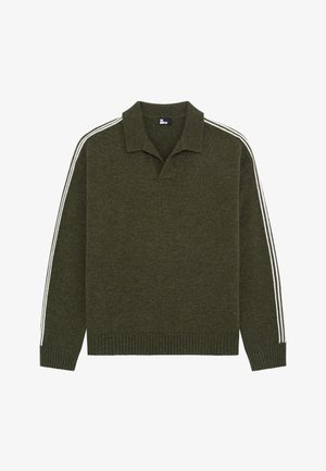 Dunkelgrüner Strick-Polo-Pullover mit langen Ärmeln und weißen Doppelstreifen, die über die Schultern und Ärmel verlaufen.