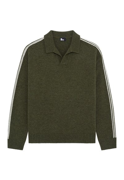 Suéter de polo de punto de manga larga en verde oscuro con dobles rayas blancas que recorren los hombros y las mangas.