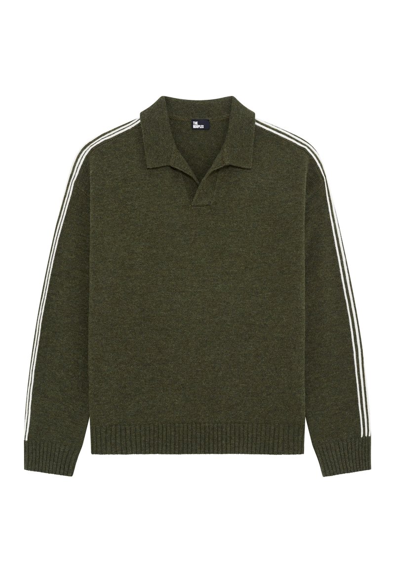 Polo en maille vert foncé à manches longues avec des doubles rayures blanches descendant le long des épaules et des manches.