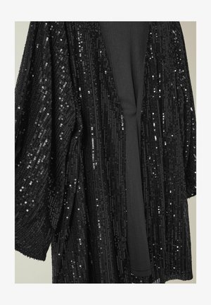 Zwarte pailletten sjaal met een losse pasvorm, voorzien van een gladde, effen zwarte binnenlaag. Sprankelende pailletten creëren een gestructureerd, reflecterend oppervlak.