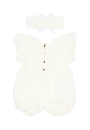 Witte babyromper met opgeblazen mouwen, gouden knopen aan de voorkant en een bijpassende gerimpelde haarband.