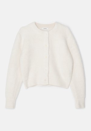Cardigan bianco lavorato a maglia con scollatura rotonda, maniche lunghe e polsini a coste. Chiusura frontale con cinque bottoni e tessuto morbido e testurizzato.
